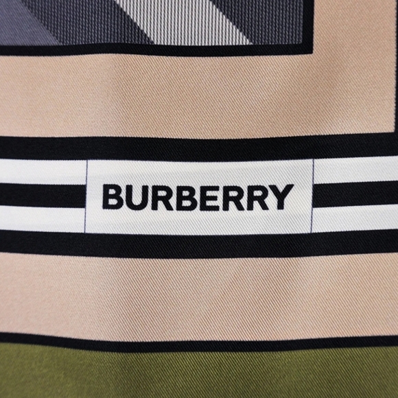 Burberry Silk Scarf Authenticated Beautiful - Picture 7 of 11